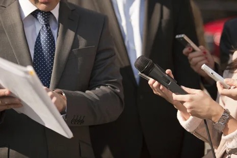 “Del voto al poder: responsabilidades clave de los partidos políticos en el gobierno”